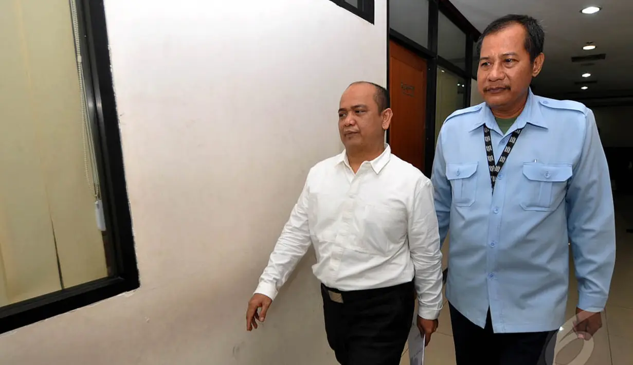 Pengusaha Gulat Manurung (kiri) enggan memberikan komentar terkait kasus yang menjeratnya usai meninggalkan ruang sidang Pengadilan Tipikor, Jakarta, Senin (15/12/2014). (Liputan6.com/Miftahul Hayat)