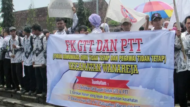 Guru Honorer di Cilacap saat berdemonstrasi menuntut kesejahteraan, 4 Oktober 2017 lalu. (Foto: Liputan6.com/Muhamad Ridlo)