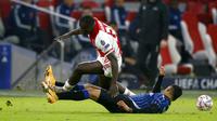 Pemain Ajax Amsterdam, Brian Brobbey, berebut bola dengan pemain Atalanta, Cristian Romero, pada laga Liga Champions di Stadion Johan Cruyff ArenA, Kamis (10/12/2020). Atalanta menang dengan skor 1-0. (AP/Peter Dejong)