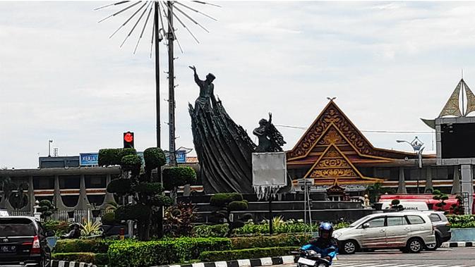 Tugu Zapin yang menjadi ikon Kota Pekanbaru di Jalan Jenderal Sudirman. (Liputan6.com/M Syukur)