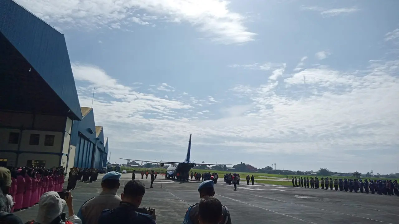 Kedatangan dua jenazah, korban jatuhnya helikopter NBO-105 di perairan Manggar, Belitung Timur, Provinsi Kepulauan Bangka Belitung