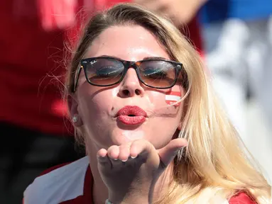 Salam fans Austira menanti laga Islandia vs Austria pada grup F Euro Cup 2016 di Stadion Stade de France, Saint-Denis, Kamis (23/6/2016) dini hari WIB. (AFP/Kenzo Tribouillard)