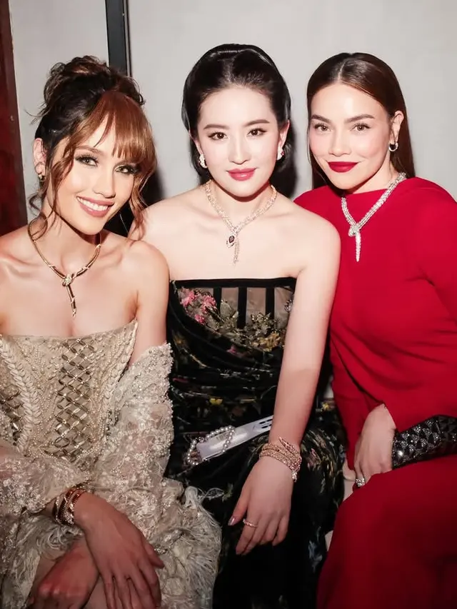 Cinta Laura Hadir di Exhibition Bvlgari Shanghai. [@claurakiehl]