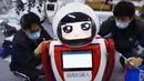 Para teknisi menyetel robot disinfeksi generasi kedua di sebuah perusahaan teknologi di Qingdao, Provinsi Shandong, China timur, pada 11 Februari 2020. Beberapa robot ini telah digunakan di ruang isolasi sejumlah rumah sakit di China. (Xinhua/Li Ziheng)
