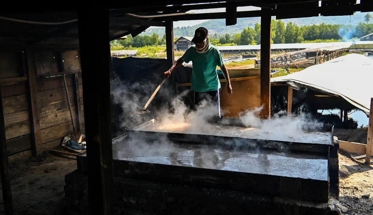 Seorang petani mengolah garam dengan cara tradisional di sebuah tambak di Lamnga, pinggiran Banda Aceh, Aceh, Selasa (7/3/2023). Harga garam rebus kisaran Rp 5.000 per kilogram, sementara harga garam jemur kisaran Rp 2.000 per kilogram. (CHAIDEER MAHYUDDIN/AFP)