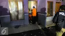 Petugas mencari barang bukti di lokasi penggerebekan dan penembakan terduga teroris di Setu, Tangerang Selatan, Banten, Rabu (21/12). Densus 88 melakukan baku tembak yang akhirnya menewaskan tiga orang terduga teroris. (Liputan6.com/Helmi Afandi)