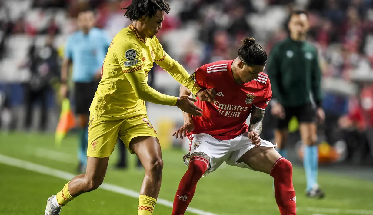 Trent Alexander-Arnold kembali menunjukkan kelasnya sebagai pemain top dunia. Meski baru comeback dari sedikit masalah hamstring ia mampu menyuguhkan beberapa umpan terobosan yang apik dan bola silang yang indah. (AFP/Patricia De Melo Moreira)