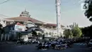 Warga melaksanakan salat Idul Fitri 1441 H berjemaah di Masjid Jami Assa'Dah kebayoran Lama, Jakarta, Sabtu (24/5/2020). Warga yang hendak salat Id diwajibkan untuk menerapkan protokol kesehatan. (Liputan6.com/Johan Tallo)