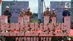 Jajaran Direksi Mitra Kembar Mas, PT ASP Sudirman, Agung Podomoro Land, Bupati Kabupaten Bandung Dadang Supriatna dan Perwakilan YPI Al Azhar menekan tombol pada peresmian pembangunan Al Azhar Islamic Boarding School di Bandung, Selasa (10/08/2021). (Liputan6.com/Pool/Podomoro Park)