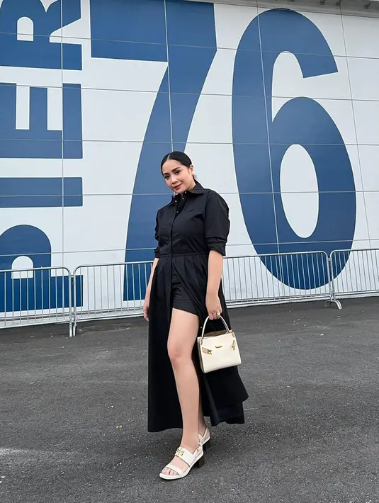 Nagita Slavina juga terlihat hadir dalam perhelatan busana akbar tersebut. Menggunakan busana serba hitam, tas serta sepatu yang dipakai oleh Gigi ini terlihat begitu kontras dengan pakaiannya. (Liputan6.com/IG/@raffinagita1717)