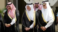 Pangeran Arab Saudi, Miteb bin Abdullah (kanan) bersama dengan Pangeran Mohammed bin Nayef (kiri) dan Saud bin Nayef saat di Riyadh pada 2012. (Hassan Ammar/Associated Press)
