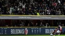 Pemain Bologna, Simone Verdi (2kanan) merayakan gol bersama suporter saat melawan Inter Milan pada lanjutan Serie A di The Dall' Ara Comunal Stadium, Bologna, (19/9/2017). Inter bermain imbang 1-1 lawan Bologna. (AFP/Andreas Solaro)