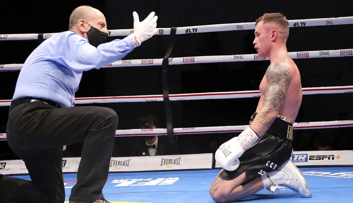 Petinju Inggris Carl Frampton dihentikan pada ronde keenam pertarungan gelar kelas bulu super WBO melawan petinju Amerika Serikat Jamel Herring di Dubai, UEA, Minggu (4/4/2021). (AP Photo/Kamran Jebreili)