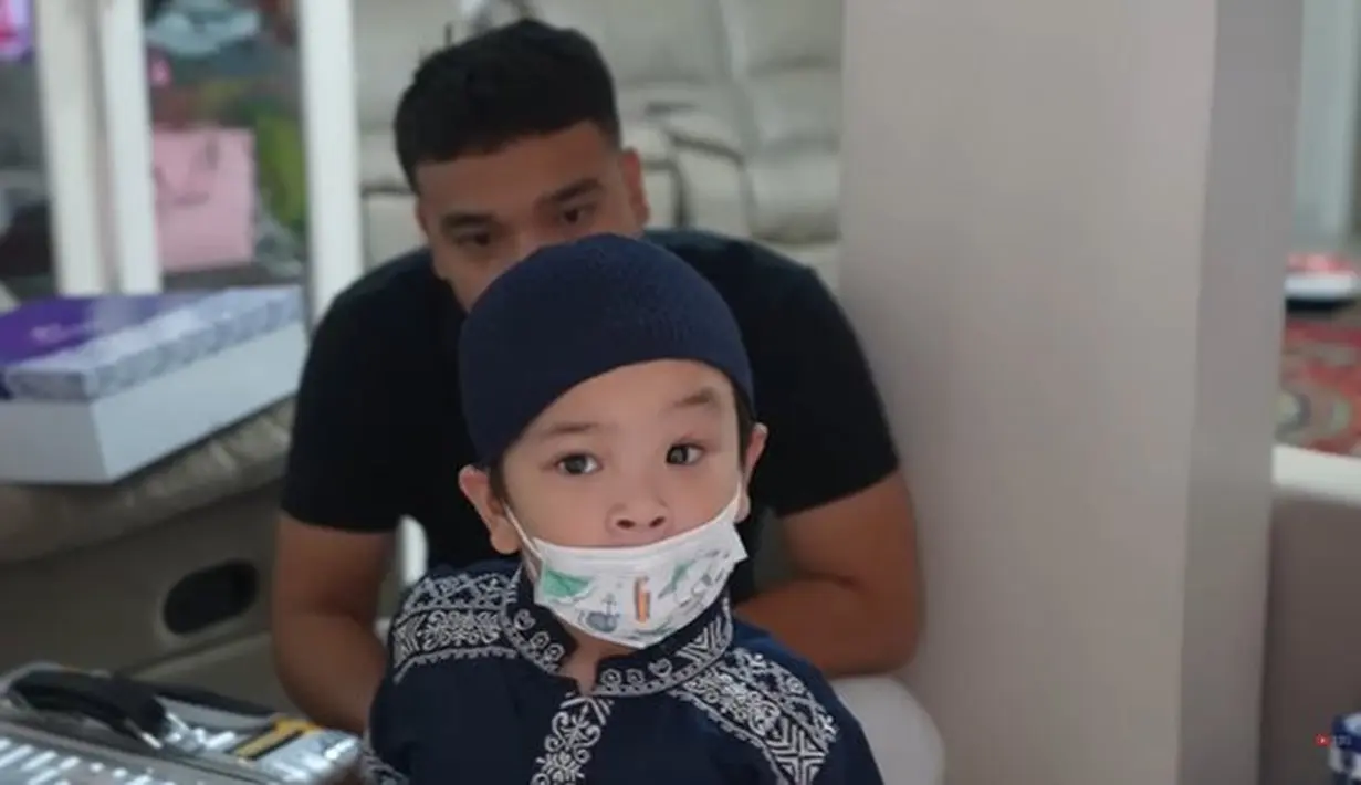 Ditemani Fadly Faisal, Gala ziarah ke makam Vanessa Angel dan Bibi Andriansyah. [YouTube Fadly Faisal]