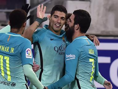 Pemain FC Barcelona, Luis Suarez (tengah) saat merayakan gol ke gawang Eibar bersama rekan-rekannya pada lanjutan La Liga Spanyol di Municipal de Ipurua, Eibar, (22/1/2017). Barcelona menang 4-0. (AP/Alvaro Barrientos)