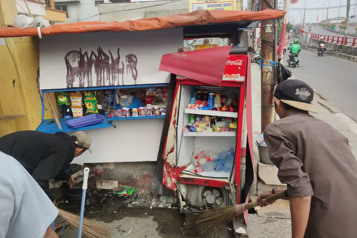 City Car Tabrak Warung Kelontong karena Salah Injak Rem