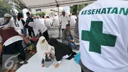Seorang demonstran yang kelelahan sedang istirahat di posko kesehatan, Jakarta, Jumat (4/11). Relawan kesehatan siaga bantu para demonstran yang kelelahan atau sakit saat aksi demo. (Liputan6.com/Yoppy Renato)