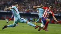 Bek Atletico Madrid, Stefan Savic, berusaha menghadang striker Barcelona, Luis Suarez, pada laga La Liga Spanyol di Stadion Wanda Metropolitano, Minggu (15/10/2017). Atletico Madrid bermain imbang 1-1 dengan Barcelona. (AP/Francisco Seco)