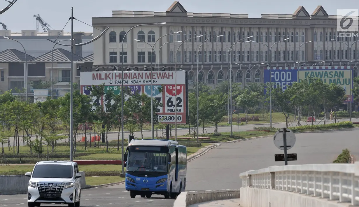 Kendaraan melintasi kawasan reklamasi Pulau D, Jakarta, Selasa (18/6/2019). Gubernur DKI Jakarta Anies Baswedan diketahui telah mengeluarkan IMB untuk 932 bangunan di Pulau D yang terdiri atas 409 hunian, 212 rumah kantor (rukan), dan 311 rukan dan rumah tinggal. (merdeka.com/Iqbal S. Nugroho)