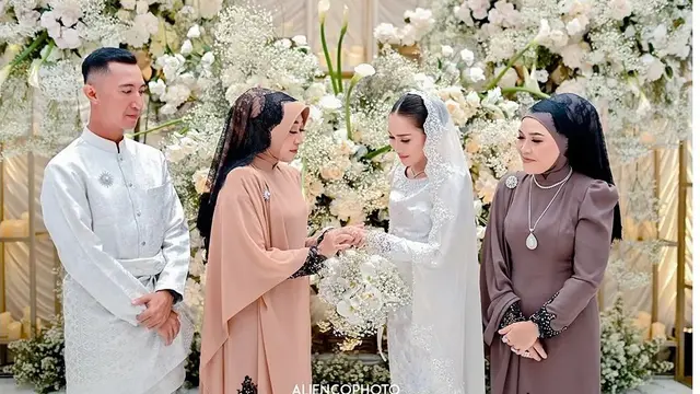 8 Potret Detail Penampilan Ayu Ting Ting saat Lamaran, Memesona