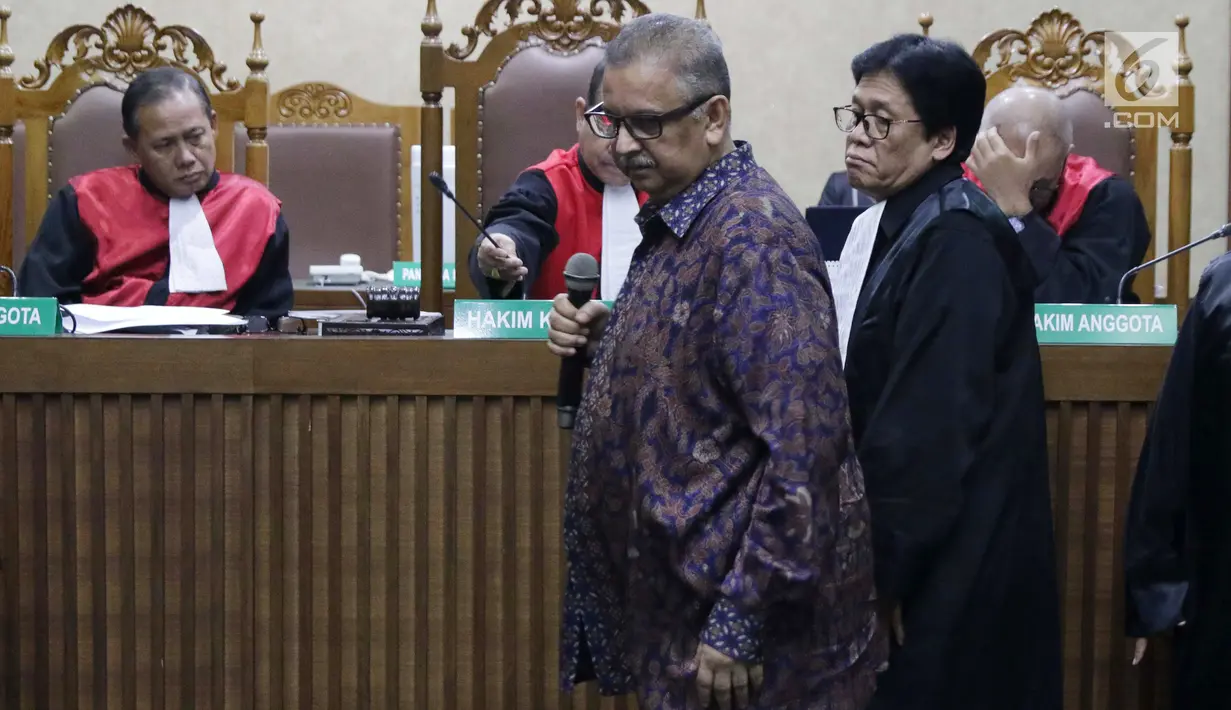 Terdakwa dugaan suap proyek PLTU Riau-1 yang juga mantan Dirut PLN, Sofyan Basir saat menjalani sidang lanjutan di Pengadilan Tipikor, Jakarta, Senin (23/9/2019). Sidang mendengar keterangan terdakwa. (Liputan6.com/Helmi Fithriansyah)