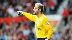 Kiper Arsenal, Manuel Almunia ketika bermain menghadapi Manchester United dalam lanjutan Liga Premier di Old Trafford, 29 Agustus 2009. AFP PHOTO/PAUL ELLIS