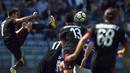 Striker AC Milan, Nikola Kalinic, menendang bola saat melawan Sampdoria pada laga Serie A Italia di Stadion Luigi Ferraris, Genoa, Minggu (24/9/2017). Sampdoria menang 2-0 atas Milan. (AFP/Filippo Monteforte)