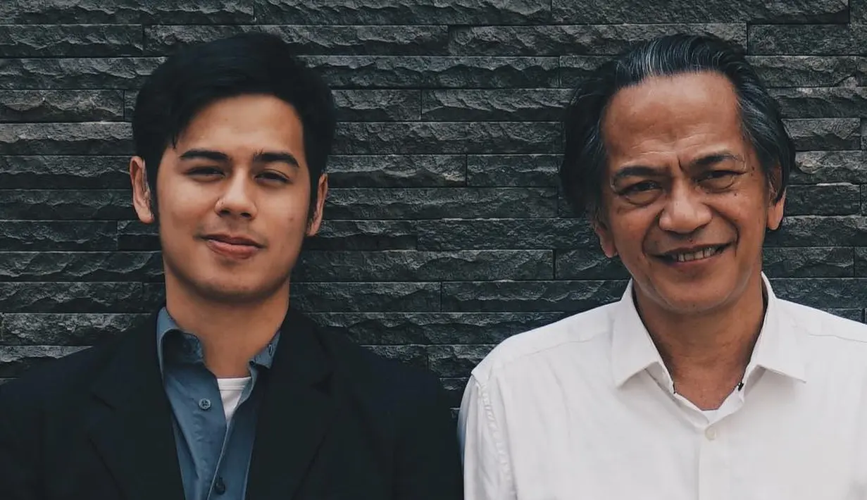 Walau Ray Sahetapy tak lagi bersama Dewi Yull bukan berarti Surya tak bisa bertemu dengan sang ayah. Keduanya bahkan kerap berdebat mengenai perbedaan yang mereka rasakan. (Foto: Instagram/@suryasahetapy)