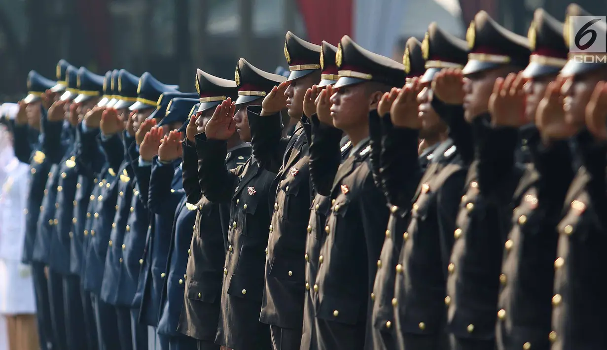 Sejumlah Perwira Remaja (Paja) TNI-Polri mengikuti upacara pelantikan Prasetya Perwira Remaja (Praspa) 2017 di Istana Merdeka, Selasa (25/7). Pelantikan dilakukan langsung oleh Presiden Joko Widodo (Jokowi). (Liputan6.com/Angga Yuniar)