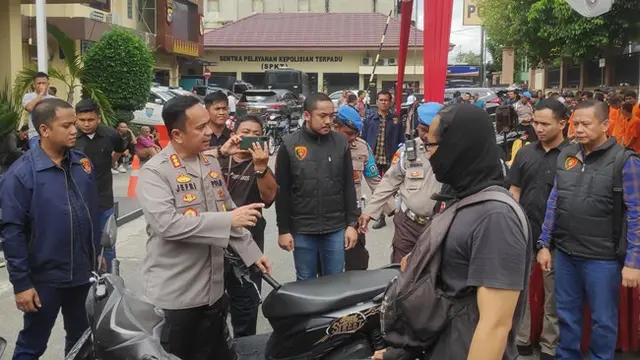 Kepala Polresta Pekanbaru Kombes Jefri saat menyerahkan bukti pencurian sepeda motor kepada pemiliknya.