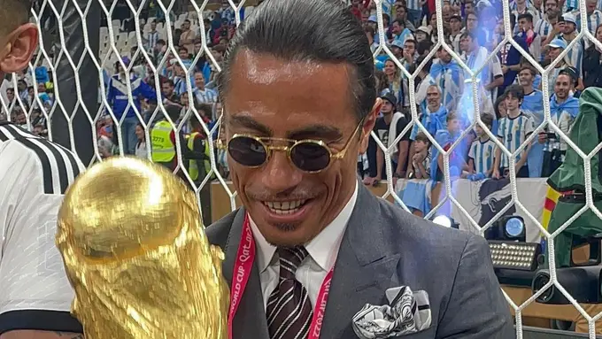 Salt Bae Banjir Kecaman usai Pegang dan Cium Trofi Piala Dunia di Selebrasi Argentina