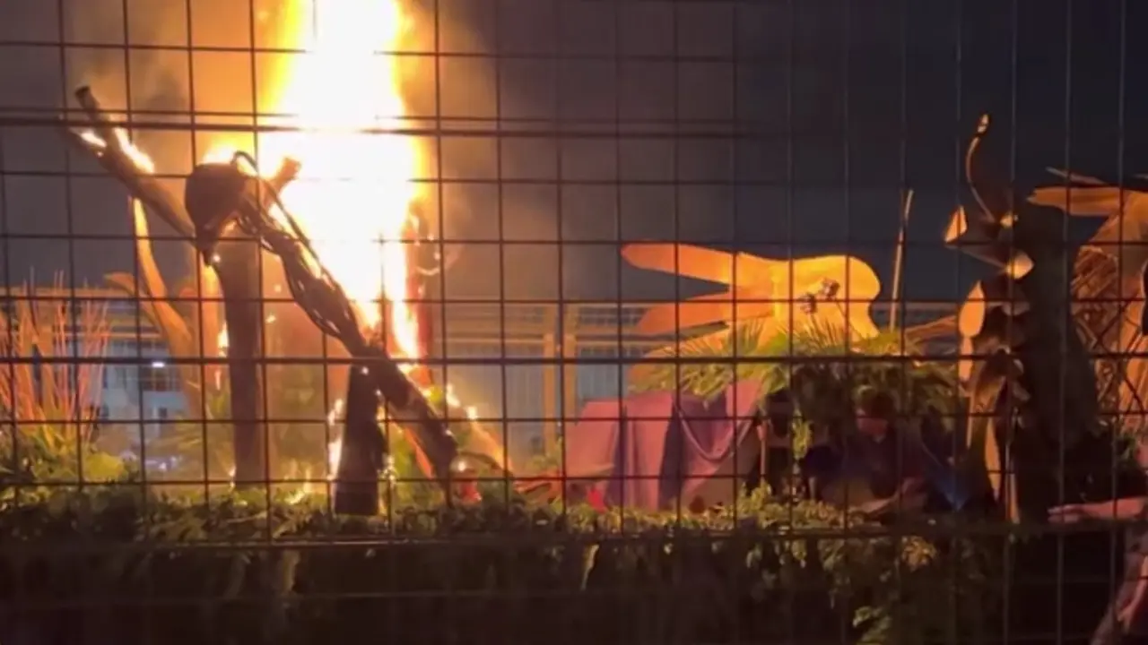 Mobil hias peserta parade Jakarnaval 2022 terbakar di JIEC, Ancol, Jakarta Utara. (Merdeka.com)