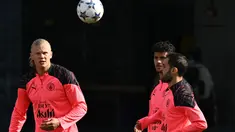 Pemain Manchester City Erling Haaland, Matheus Nunes dan Bernardo Silva (kanan) menghadiri sesi latihan tim di tempat latihan Manchester City di Manchester, barat laut Inggris, Senin (18/9/2023). (Paul ELLIS / AFP)
