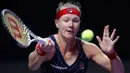Petenis Belanda, Kiki Bertens berusaha mengembalikan bola ke arah petenis Australia, Ashleigh Barty pada turnamen WTA Finals 2019 di Shenzhen, China, Selasa (29/10/2019). Bertens secara mengejutkan mengalahkan petenis peringkat satu dunia dengan 3-6, 6-3, 6-4 dalam waktu 2 jam 9 menit (AP/Andy Wong)