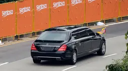 Mobil yang membawa pemimpin Korea Utara, Kim Jong-un memasuki Pulau Sentosa di Singapura, Selasa (12/6). Kim Jong-un dan Presiden AS Donald Trump akan bertemu dalam KTT Korea Utara-AS di Hotel Capella. (AP/Wong Maye-E)