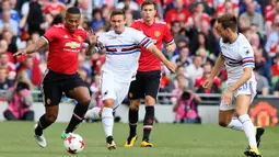 Gelandang Manchester United, Antonio Valencia, berusaha melewati pemain Sampdoria pada laga persahabatan di Stadion Aviva, Dublin, Rabu (2/8/2017). Manchester United Menang 2-1 atas Sampdoria. (AFP/Paul Faith)