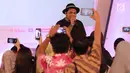 Musisi Virgoun saat bernyanyi pada gelaran EGTC Bandung 2018 di Graha Sanusi Hardjadinata, Universitas Padjajdaran, Bandung, Kamis (6/12). Virgoun membawakan tiga buah lagu diantaranya, Bukti dan Surat Cinta untuk Starla. (Liputan6.com/Helmi Fithriansyah)