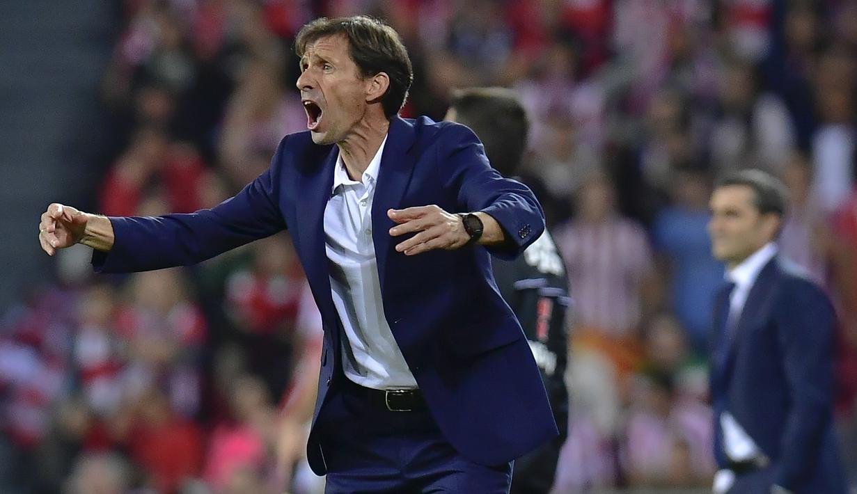 Ekspresi pelatih Athletic Bilbao, Kuko Ziganda memberikan arahan kepada timnya saat melawan Barcelona pada lanjutan La Liga Santander di San Mames stadium, Bilbao, (28/102017). Barcelona menang 2-0. (AP/Alvaro Barrientos)