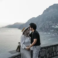 Dapat kado impian ke Italia dari sang suami Atta Halilintar, intip gaya memukau Aurel Hermansyah liburan di Italia sambil tenteng tas mewah. (Instagram/aurelie.hermansyah).