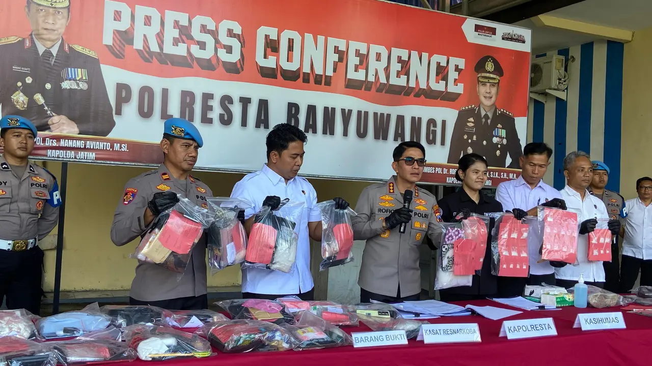 Polisi tangkap dua bule Rusia pakai ganja di Alas Purwo