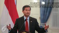 Menteri Luar Negeri Singapura Vivian Balakrishnan memberikan keterangan usai pertemuan dengan Menlu Indonesia di Gedung Pancasila, Jakarta, (12/1). Kedatangan Menlu Singapura tersebut membahas penguatan hubungan bilateral. (Liputan6.com/Faizal Fanani)
