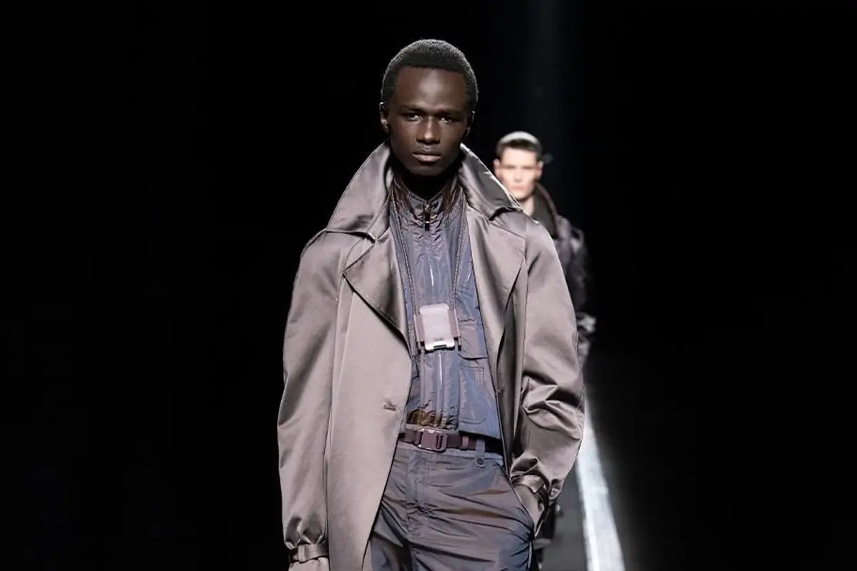 Futuristik, Para Model Berdiri di Atas Conveyor di Pertunjukkan Dior Men's