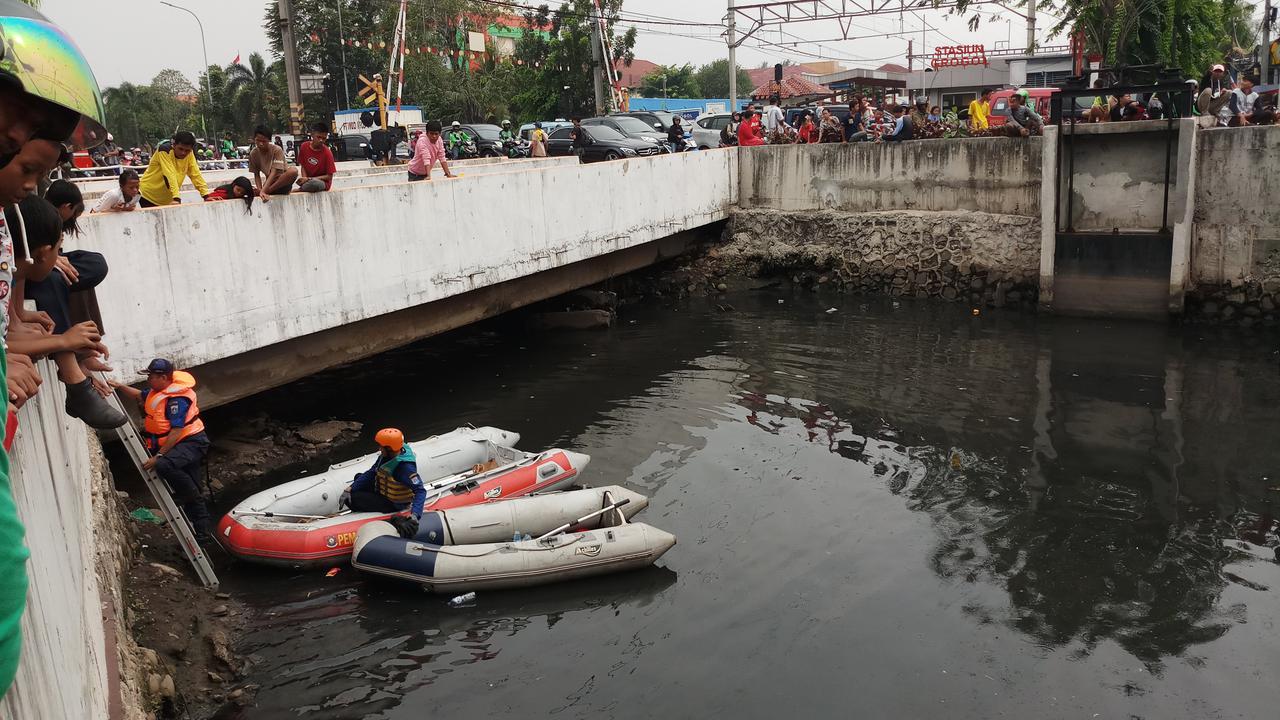 Petugas mengaku kesulitan menangkap kawanan Buaya di Kali Grogol, Jakarta Barat.