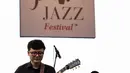 Gitaris jazz Daniel Dyonisius saat tampil pada hari kedua BNI Java Jazz Festival 2022 di JIExpo Kemayoran, Jakarta Pusat, Sabtu (28/5/2022). Perhelatan musik BNI Java Jazz Festival 2022 digelar pada 27-29 Mei dengan menampilkan musisi-musisi dari dalam dan luar negeri. (Liputan6.com/Johan Tallo)