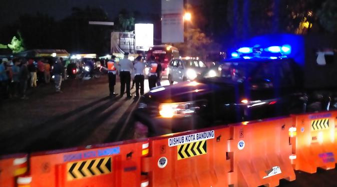 Tim Gugus Tugas Covid-19 Kota Bandung bergerak menertibkan dan menutup Jalan Dipati Ukur, Kamis (3/12/2020) malam. (Liputan6.com/Huyogo Simbolon)