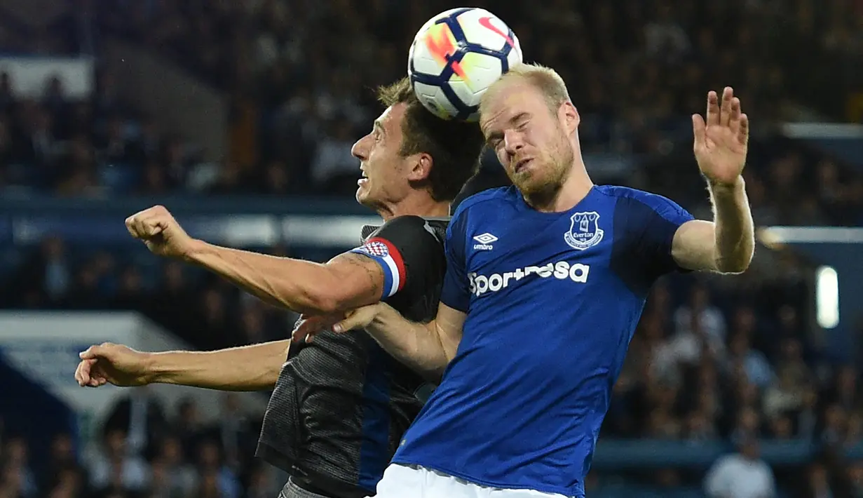 Davy Klaassen. Gelandang serang asal Belanda berusia 29 tahun yang sejak awal musim 2020/2021 kembali memperkuat Ajax Amsterdam ini sempat berseragam Everton selama 1 musim pada 2017/2018 usai didatangkan dari Ajax dengan nilai transfer sebesar 27 juta euro. Davy Klaassen sendiri dipromosikan Ajax dari tim U-19 pada awal musim 2012/2013. Ia mulai bergabung dengan tim remaja Ajax pada awal musim 2004/2005 usai didatangkan dari tim remaja Wasmeer. (AFP/Oli Scarff)