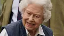 Hari itu Ratu Elizabeth II tampil anggun dengan kemeja putih yang dipadankan dengan rok kotak-kotak berwarna abu-abu dan sleeveless padded jacket. (Foto: Instagram/william_catherine82)