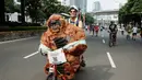 Aksi tersebut untuk memperingati Hari Orangutan Sedunia 2025 dalam mendukung perlindungan dan pelestarian populasi satwa langka itu beserta habitatnya. (YASUYOSHI CHIBA/AFP)