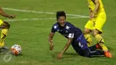 Kapten tim Arema FC, Johan Ahmat Farizi terjatuh dijegal pemain Sriwijaya FC saat laga 8 besar Piala Presiden 2017 di Stadion Manahan, Solo, Minggu (26/2). Arema melaju ke semifinal setelah unggul 1-0. (Liputan6.com/Helmi Fithriansyah) 
