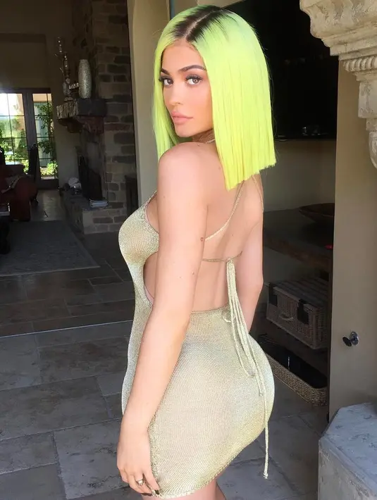 Hmm.. kali ini Kylie Jenner tampil memukau. Kylie jadi terlihat lebih muda, ya! (instagram/kylie jenner)